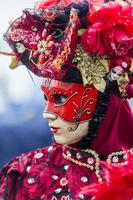 Venecia, Italia, 10 de febrero de 2013 - Persona no identificada con máscara de carnaval veneciano en Venecia, Italia. en 2013 se celebra del 26 de enero al 12 de febrero. foto