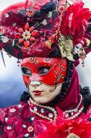 Venecia, Italia, 10 de febrero de 2013 - Persona no identificada con máscara de carnaval veneciano en Venecia, Italia. en 2013 se celebra del 26 de enero al 12 de febrero. foto