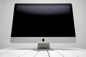 belgrado, serbia, 8 de marzo de 2017 - computadora imac sobre la mesa. imac es una gama de computadoras de escritorio macintosh todo en uno diseñadas y construidas por apple inc foto