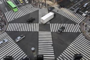 tokio, japón, 12 de octubre de 2016 - personas no identificadas que cruzan la concurrida calle de ginza, tokio.it es una popular zona comercial de lujo de tokio. foto