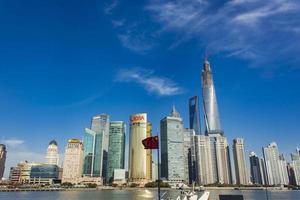 Shanghai, China, 24 de enero de 2014 - Ver en los rascacielos en el distrito de Lujiazui en Shanghai. Actualmente, hay más de 30 edificios de más de 25 pisos de altura con el comercio como su función principal.