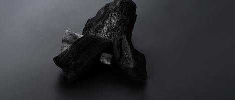 carbón de leña. carbón negro sobre piso texturizado negro. utilizado para cocinar foto