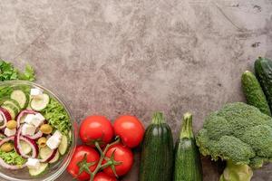 Verduras frescas y ensaladas para una dieta saludable con espacio de copia foto