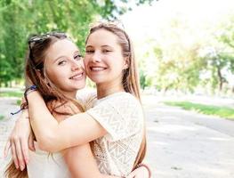 novias felices abrazándose juntos al aire libre foto