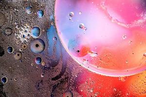 fondo abstracto. burbujas de aceite en la superficie del agua foto