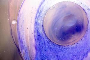 Fondo abstracto con burbujas de aceite en la superficie del agua púrpura foto