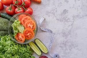 Verduras frescas y ensaladas para una dieta saludable con espacio de copia foto