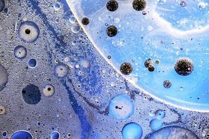 fondo abstracto. Burbujas de aceite en el agua haciendo que el planeta o el espacio se cierren foto