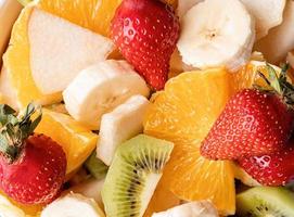 Ensalada de frutas mixtas extreme close-up vista superior