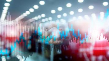gráfico de velas de comercio de valores y diagramas sobre fondo de centro de oficina borrosa. foto