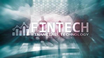 fintech: tecnología financiera, negocios globales y tecnología de comunicación por Internet de la información. fondo de rascacielos. concepto de negocio de alta tecnología