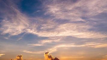 Zeitraffer 4k Sonnenuntergangswolke, die sich vom abstrakten bunten Hintergrund wegbewegt video