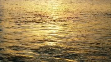 agua con textura y reflejos en el río, puesta de sol 4k video