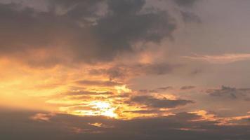Nuvem do pôr-do-sol de 4k com lapso de tempo se afastando do fundo colorido abstrato video
