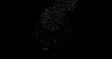 de echte vuurwerkviering kleurrijke lucht in de lucht 's nachts, 4k dci.