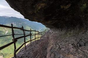 montañas, rocas y bosques en un día soleado foto