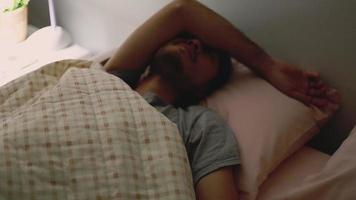 uomo asiatico che dorme in camera da letto a casa. video