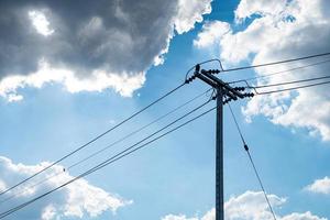 Poste de hormigón de electricidad y cable de alta tensión en el fondo del cielo