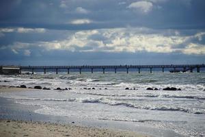 paisaje marino con vistas a la costa de zelenogradsk, región de kaliningrado foto