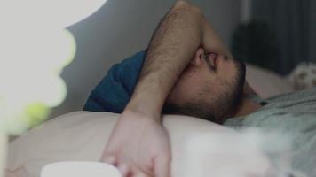 homem asiático dormindo um doce sonho no quarto em casa. video