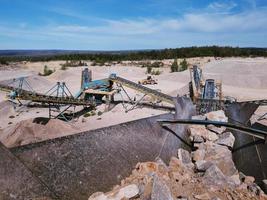 sistema de transporte para la minería en una cantera de piedra caliza. foto