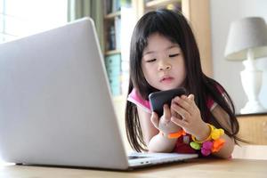 niño con tecnología foto