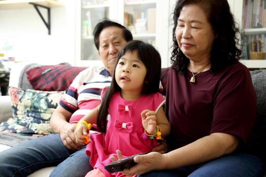 familia en la sala foto