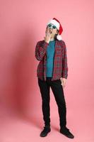 hombre en temporada navideña foto