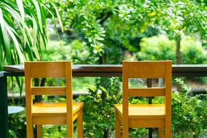 Taburete de bar de madera vacía en el jardín foto