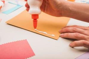 Cerrar la mano de la persona aplicando papel adhesivo blanco