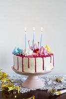 pastel de cumpleaños con velas encendidas