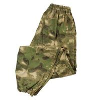 pantalones doblados con un patrón de camuflaje sobre un fondo blanco, pantalones de camuflaje doblados sobre fondo blanco aislado, pantalones sobre blanco foto