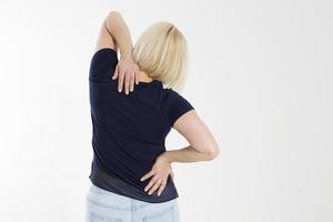 mujer adulta tiene dolor de espalda. mujer madura tiene dolor de espalda, dolor de espalda femenino foto