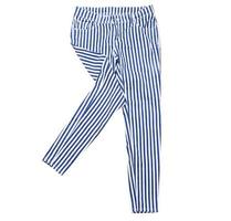 pantalones aislados en blanco, vista superior de pantalones a rayas, pantalones blancos con azul y rayas, aislamiento foto