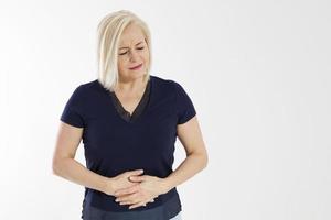 Dolor abdominal femenino aislado espacio de copia de cerca foto