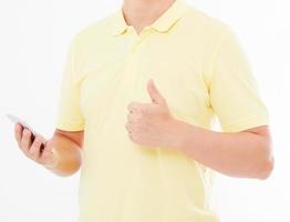 Vista de cerca de un hombre en camiseta con un teléfono inteligente y mostrar como signo foto