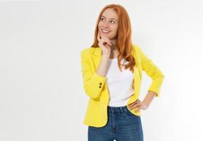 Feliz hermosa joven pelirroja en un elegante espacio de copia de chaqueta amarilla. atractiva chica de pelo rojo mirando a otro lado. foto