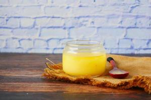 ghee casero en recipiente sobre una mesa, foto