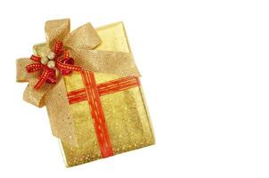 caja de regalo de navidad dorada con trazados de recorte foto