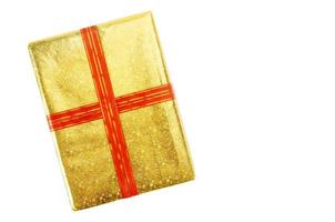 Caja de regalo de oro para decoración navideña con trazados de recorte. foto