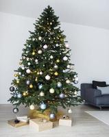 árbol de navidad con decoraciones foto