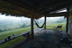 en una cabaña de madera en un campo de arroz verde foto