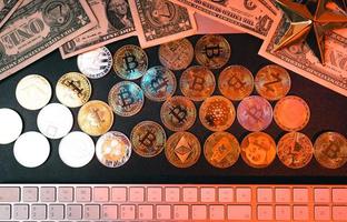 monedas criptográficas y dinero en el escritorio foto