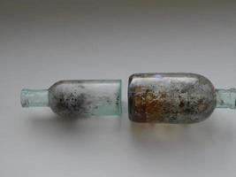 composición de botellas de vidrio foto