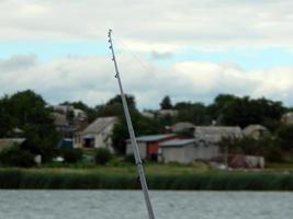 pescando en el lago y peces de río. foto