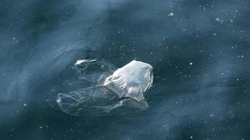 borsa di nylon e inquinamento nella superficie del mare