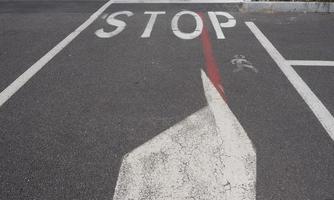 señal de stop en la carretera foto