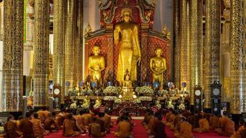 Zeitraffer. buddhistische mönche beten in der kirche in thailand. 4k video