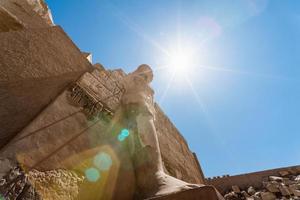 Estatua antigua en la sala de columnas en Luxor en Egipto foto