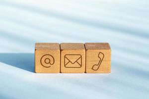 contáctenos concepto. Dados de madera con icono de correo electrónico, correo y teléfono